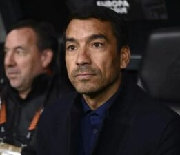 Giovanni van Bronckhorst takımdan çok memnun! “Oyuncularımla gurur duyuyorum. Canavar gibi defans yaptık”