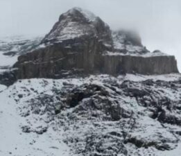 Hakkari’de şelale dondu, buz sarkıtlarının boyu 4 metreyi buldu