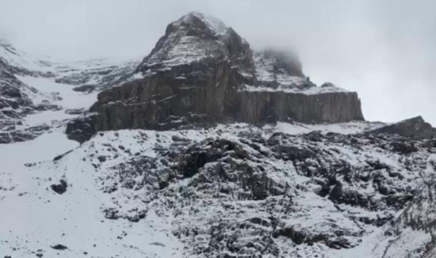 Hakkari’de şelale dondu, buz sarkıtlarının boyu 4 metreyi buldu