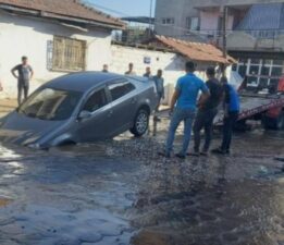 İçme suyu hattı patladı, otomobil içine düştü