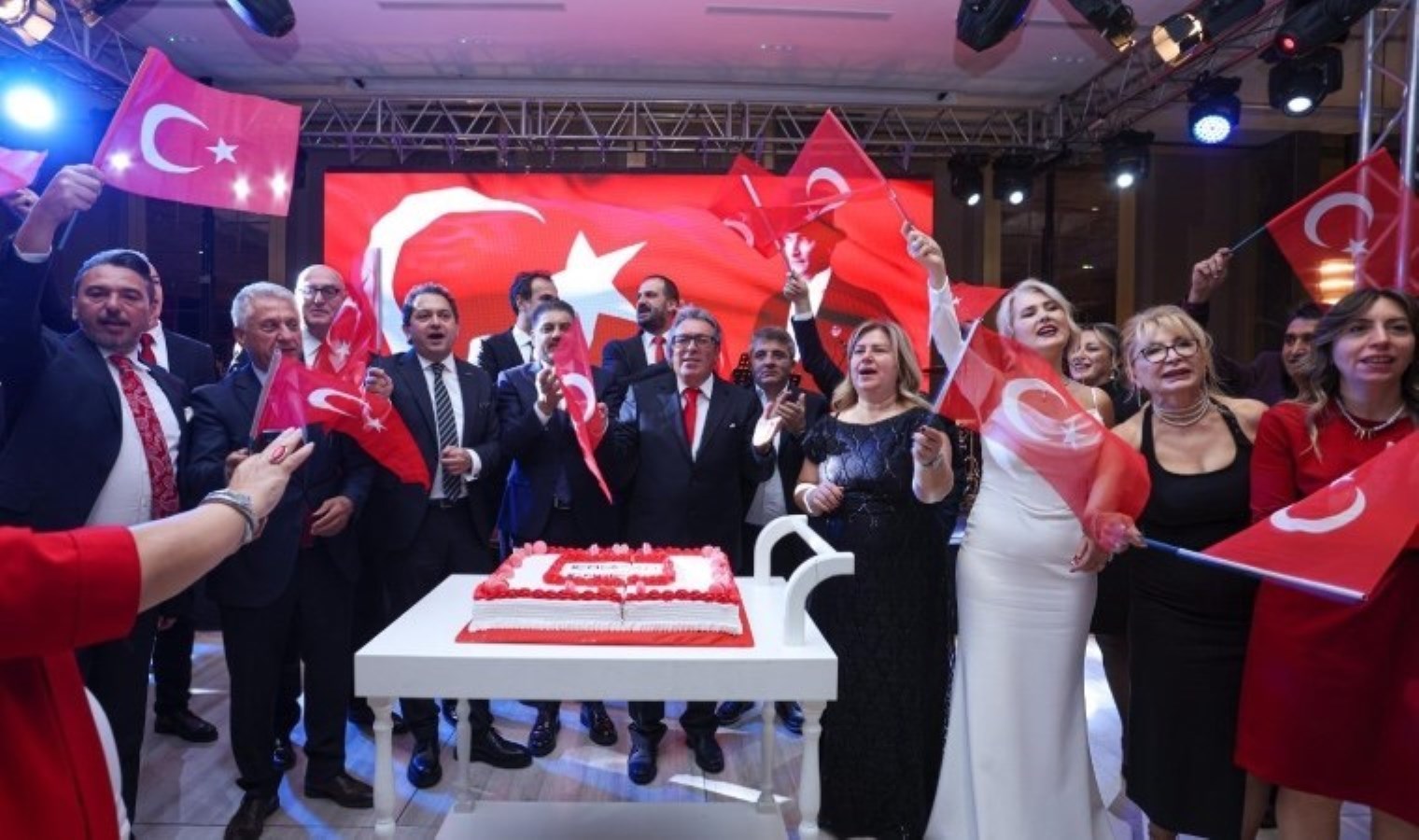 İş insanları Cumhuriyet Balosu’nda buluştu