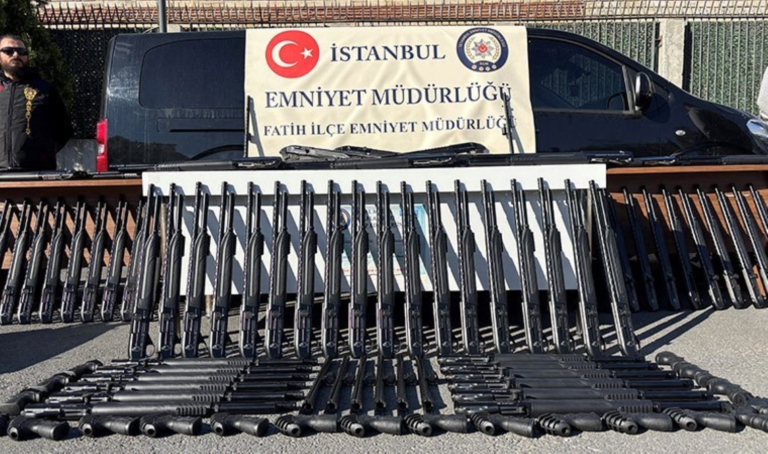 İstanbul Fatih’te ‘yasadışı silah’ operasyonu: 200 tüfek ele geçirildi