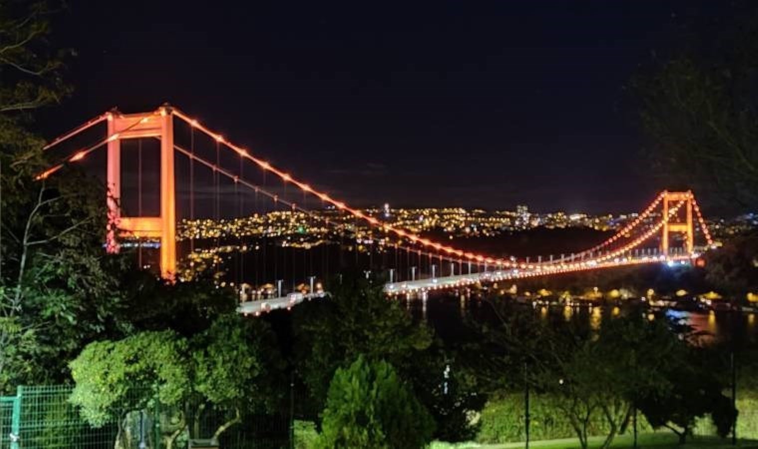 İstanbul’da boğaz köprüleri, lösemi için turuncu ışıkla aydınlatıldı!