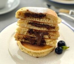 Kahvaltıya tatlı lezzet arayanlara: Çikolata dolgulu pancake tarifi