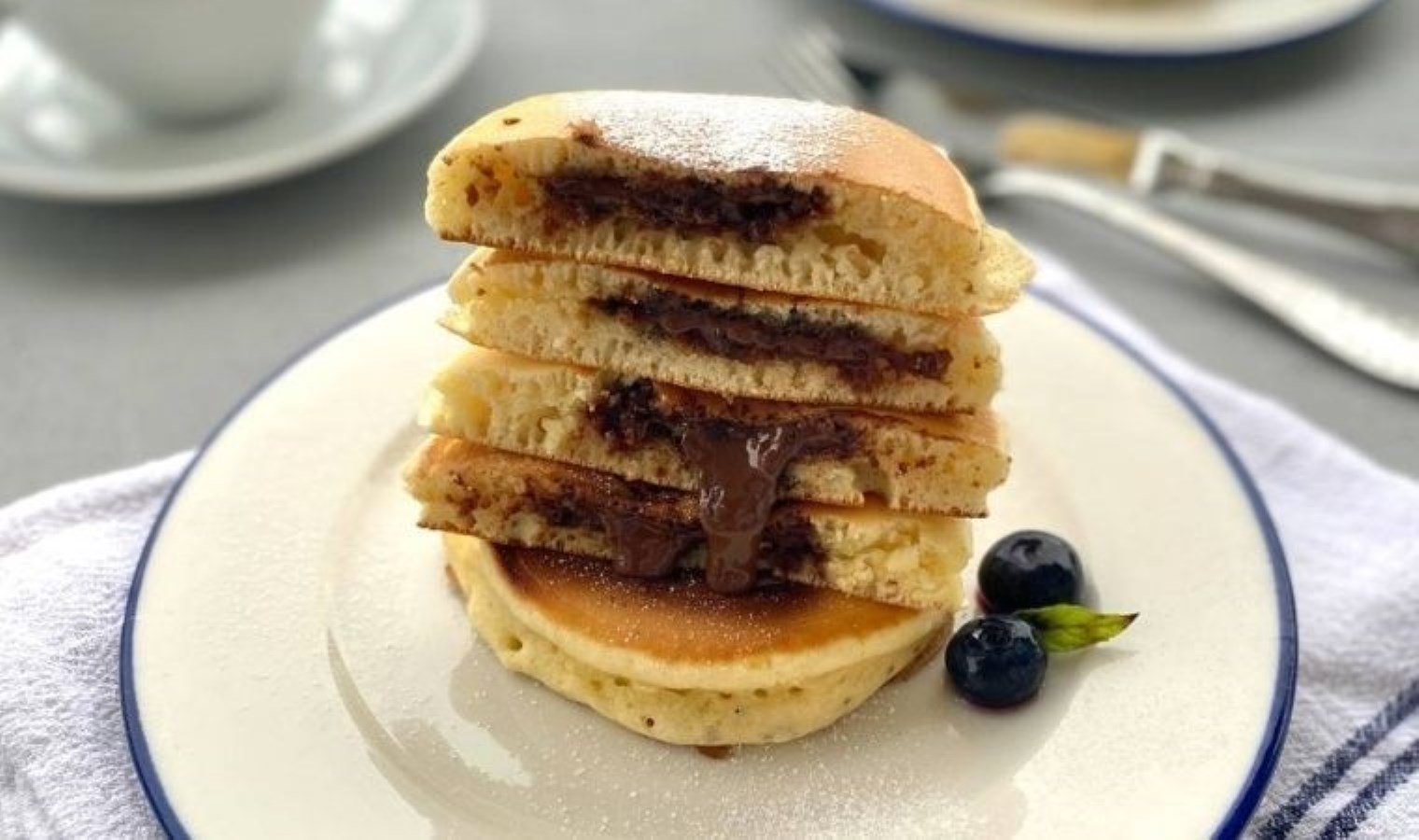 Kahvaltıya tatlı lezzet arayanlara: Çikolata dolgulu pancake tarifi