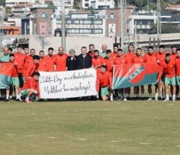 Karşıyaka Spor Kulübü 112 yaşında! Futbolculardan ‘Zühtü Bey ve arkadaşları, yaktılar bu meşaleyi’ pankartı…