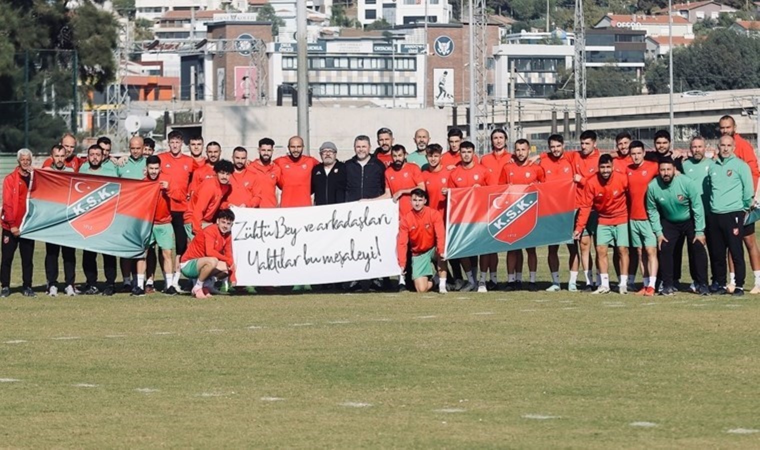 Karşıyaka Spor Kulübü 112 yaşında! Futbolculardan ‘Zühtü Bey ve arkadaşları, yaktılar bu meşaleyi’ pankartı…