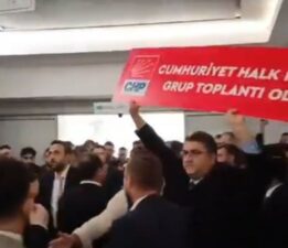 Kayyum atanan Esenyurt’ta CHP’li meclis üyeleri içeri alınmadı, CHP Grup Toplantı Odası tabelası söküldü