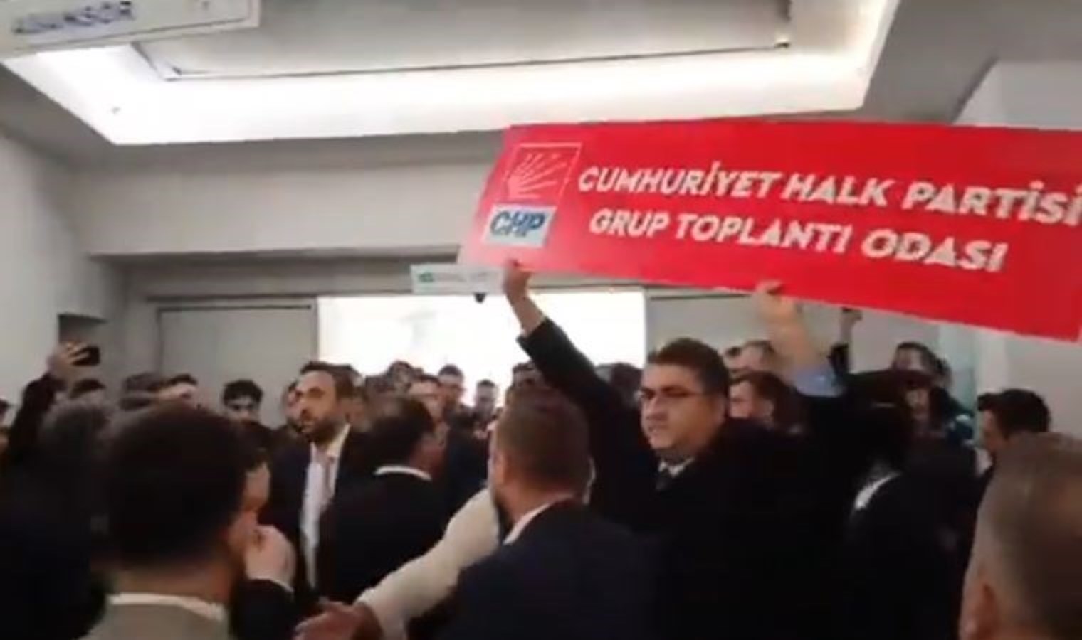 Kayyum atanan Esenyurt’ta CHP’li meclis üyeleri içeri alınmadı, CHP Grup Toplantı Odası tabelası söküldü