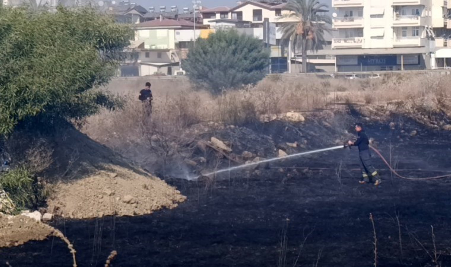 Manavgat’ta çalılık yangını paniği: Evlere ulaşmadan söndürüldü