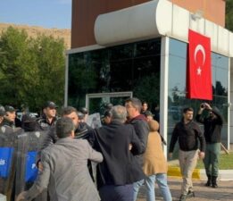 Mardin’e 3. kez kayyum atandı… Ahmet Türk ve DEM Partililer binaya girmeye çalıştı, polis müdahale etti