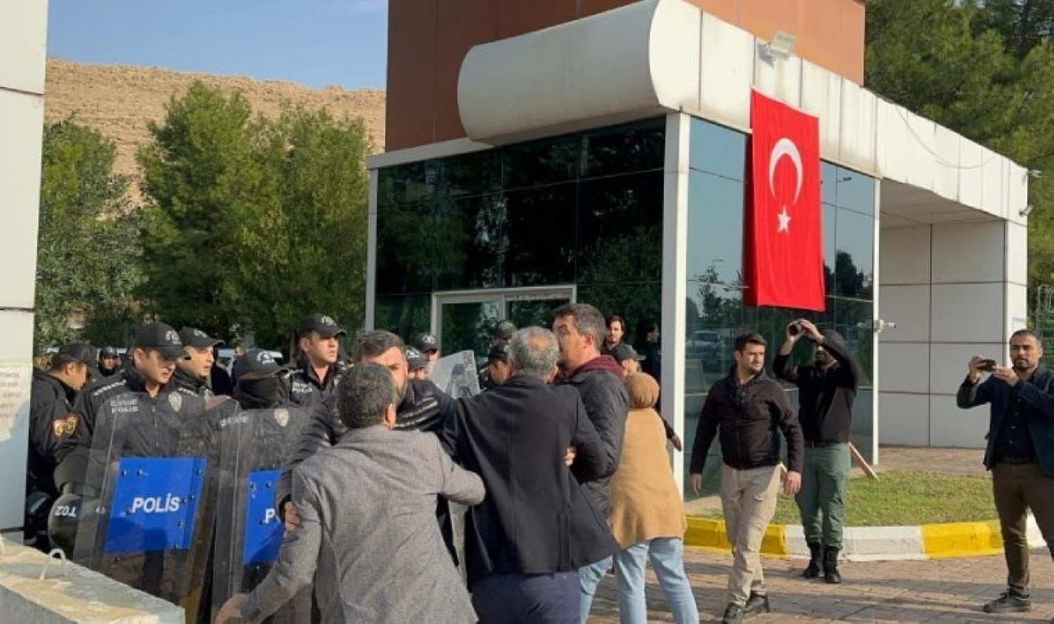 Mardin’e 3. kez kayyum atandı… Ahmet Türk ve DEM Partililer binaya girmeye çalıştı, polis müdahale etti