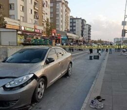 Otomobil kaldırımdaki yayaların arasında daldı: 1 ölü