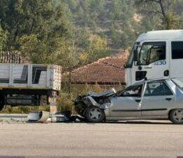 Otomobil, TIR’a arkadan çarptı: Sürücü ile eşi yaralandı