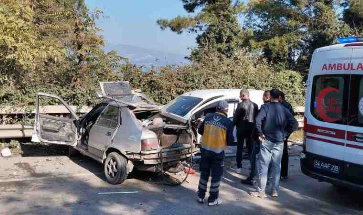 Otomobille hafif ticari araç çarpıştı: 1 ölü, 1 yaralı