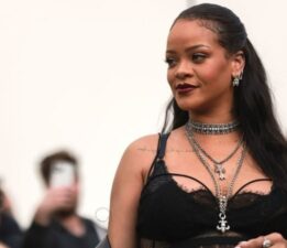 Rihanna’dan seçim şakası: Oğlumun pasaportuyla oy kullanacağım