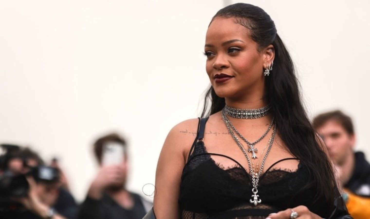 Rihanna’dan seçim şakası: Oğlumun pasaportuyla oy kullanacağım