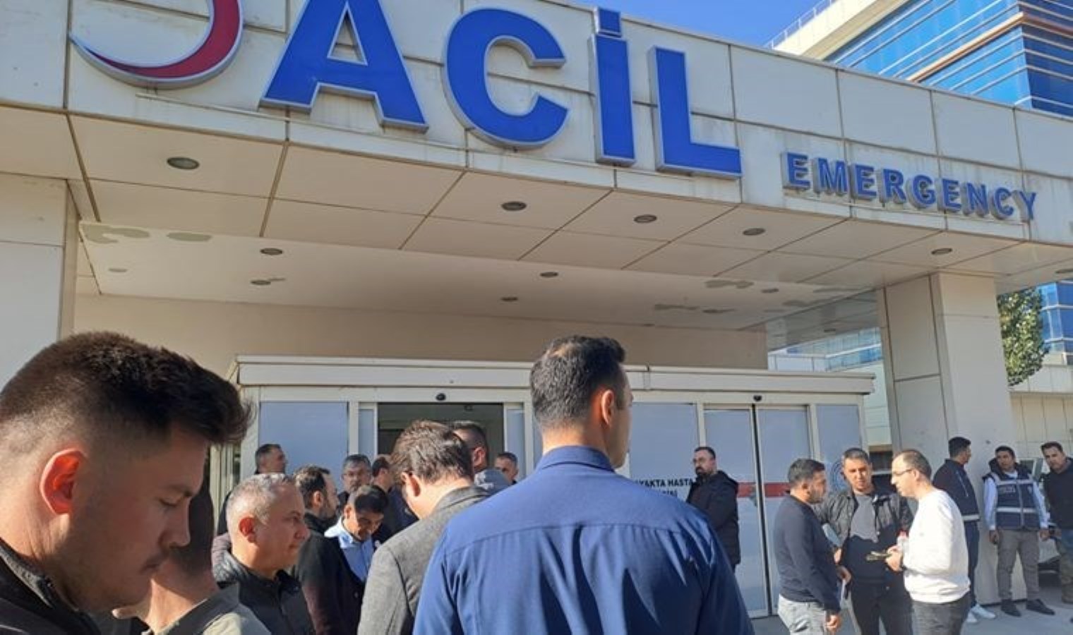 Sağlık kontrolü için getirilen şüpheli, hastane önünde silahlı saldırıya uğradı: 1 ölü, 3 yaralı