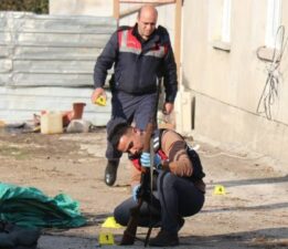 Sakarya’da amca dehşeti… Tavuk yüzünden iki yeğenini vurdu!