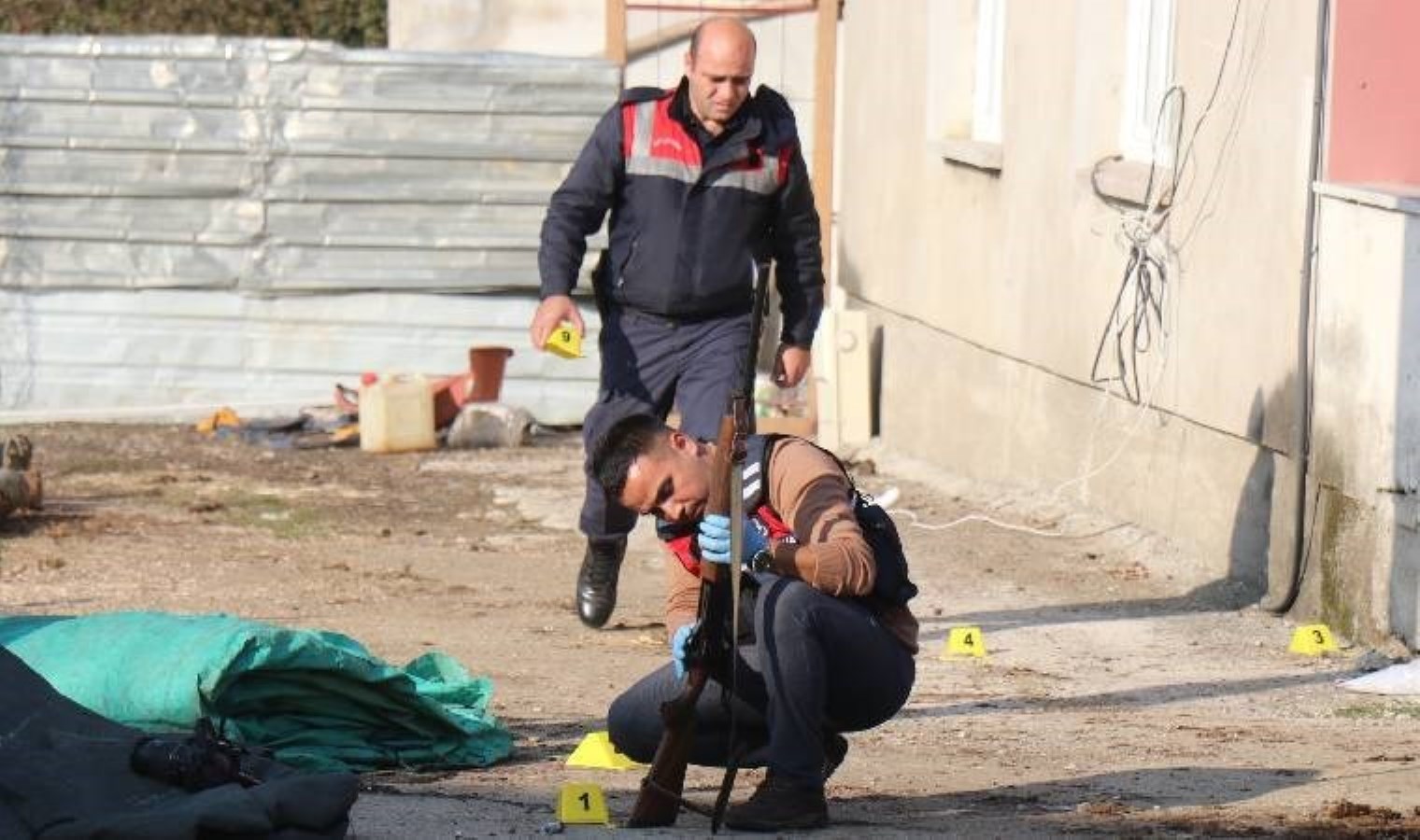 Sakarya’da amca dehşeti… Tavuk yüzünden iki yeğenini vurdu!