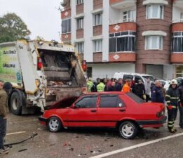 Samsun’da feci kaza: Çöp toplama kamyonu ile otomobil çarpıştı!