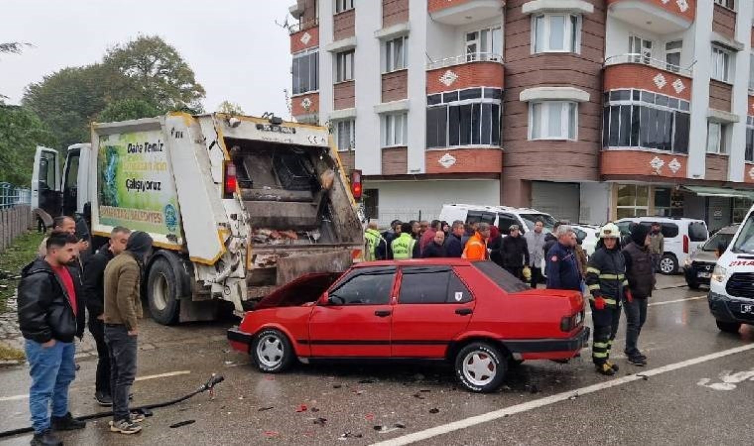 Samsun’da feci kaza: Çöp toplama kamyonu ile otomobil çarpıştı!