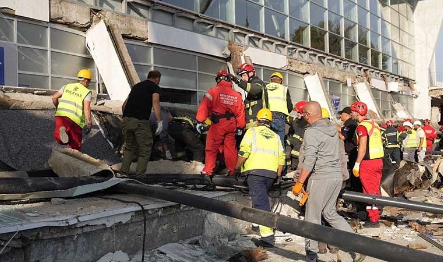 Sırbistan’daki faciada 13 ölü: Ulusal yas ilan edildi