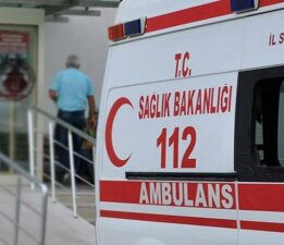 Ticari araç bariyerlere çarptı, sürücü araç içerisinde sıkıştı: 1 yaralı