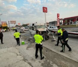 TIR ile minibüs çarpıştı: Çok sayıda yaralı var!