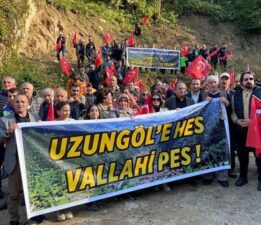 Uzungöl’de yol kapatmalı ‘HES’ protestosu: ‘Uzungöl’e HES, vallahi pes’