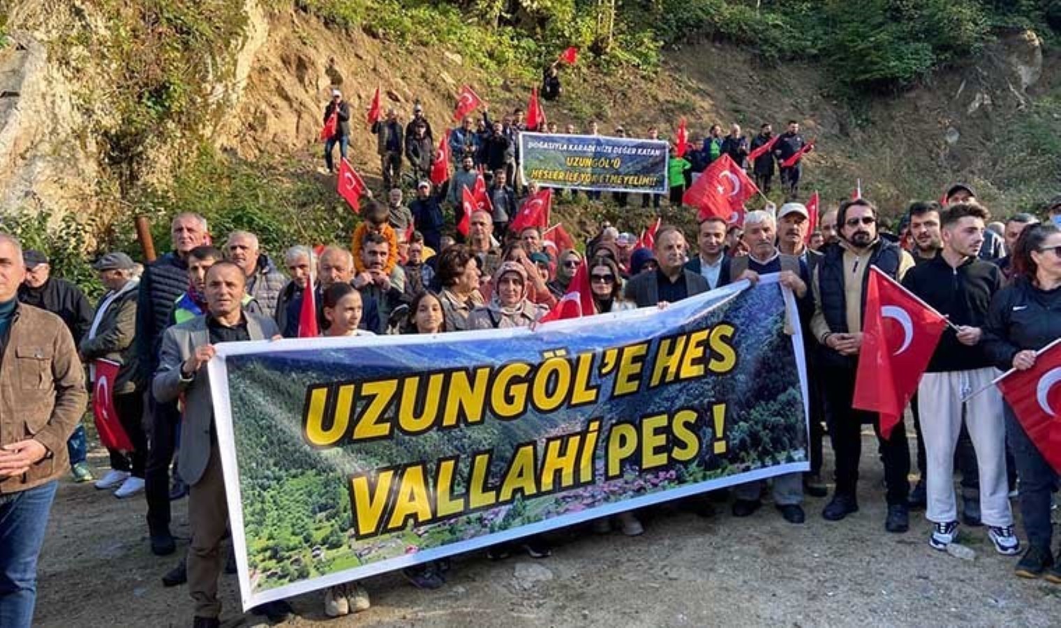 Uzungöl’de yol kapatmalı ‘HES’ protestosu: ‘Uzungöl’e HES, vallahi pes’