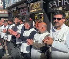 Van’da çok sayıda yurttaş ”iradeye saygı” zinciri oluşturdu