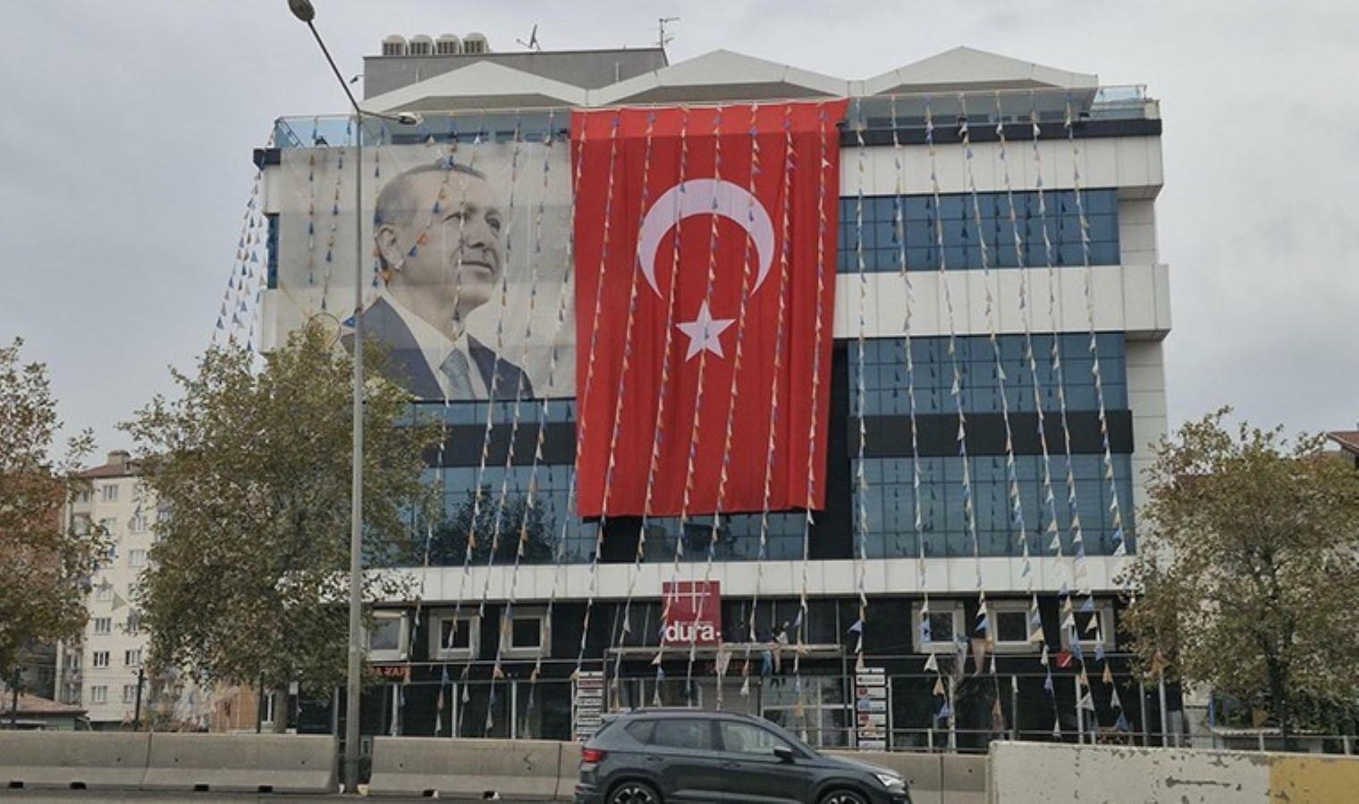 AKP binasında ’10 Kasım’ saygısızlığı: Erdoğan var, Atatürk yok!