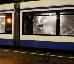 Amsterdam’da tansiyon yükseliyor: Tramvay ateşe verildi