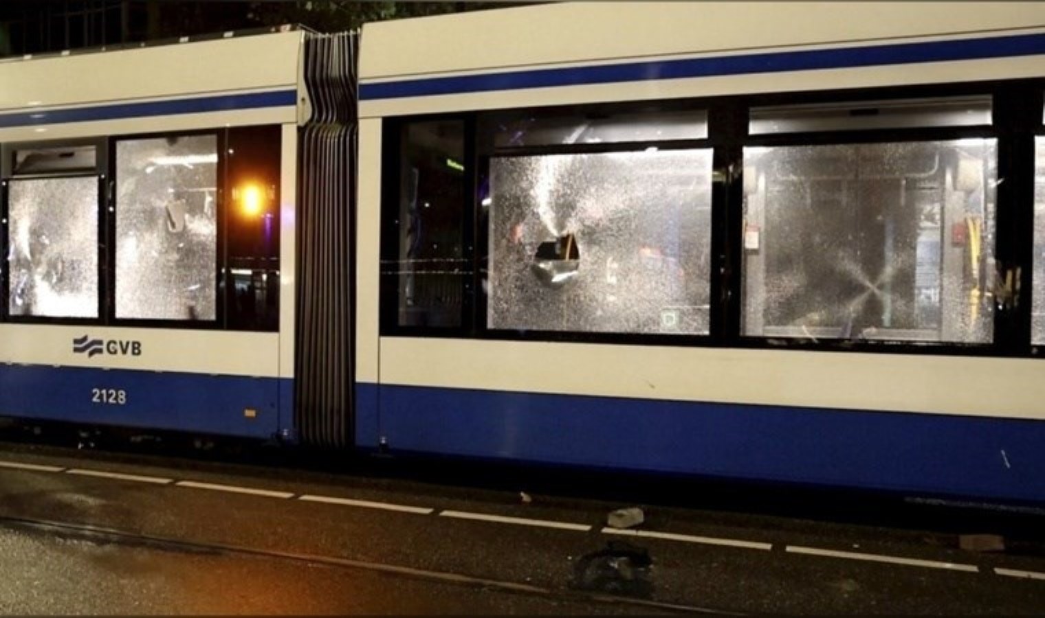 Amsterdam’da tansiyon yükseliyor: Tramvay ateşe verildi