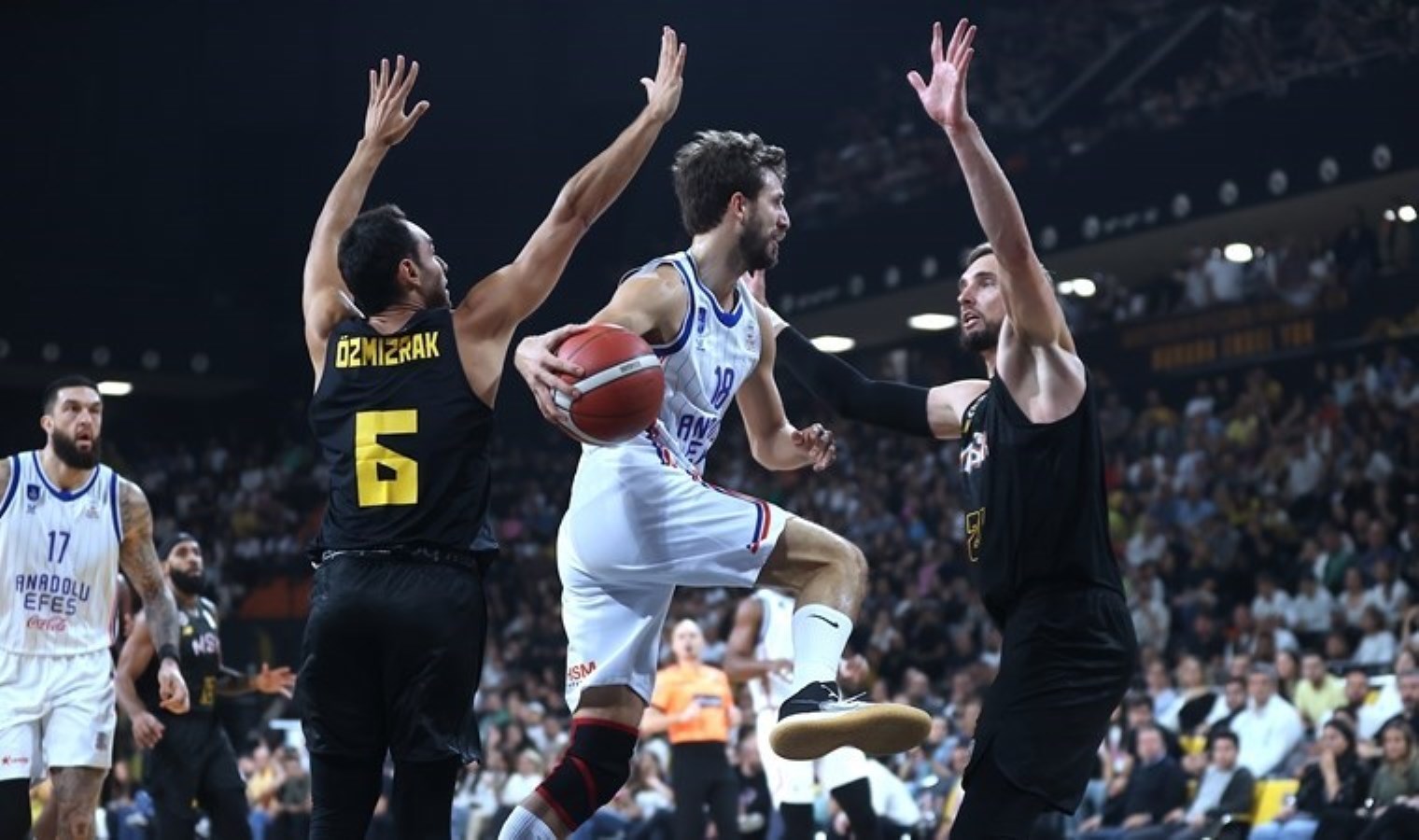 Anadolu Efes, Mersin Spor’u farklı mağlup etti