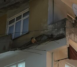 Beyoğlu’nda balkon yola çöktü: Saniyelerle kurtuldu!