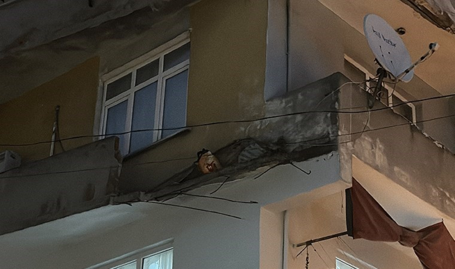 Beyoğlu’nda balkon yola çöktü: Saniyelerle kurtuldu!