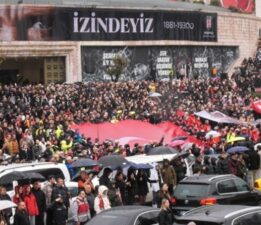 Büyük Önder Atatürk’ü anıyoruz… Yağmura rağmen binlerce yurttaş Dolmabahçe’ye akın etti