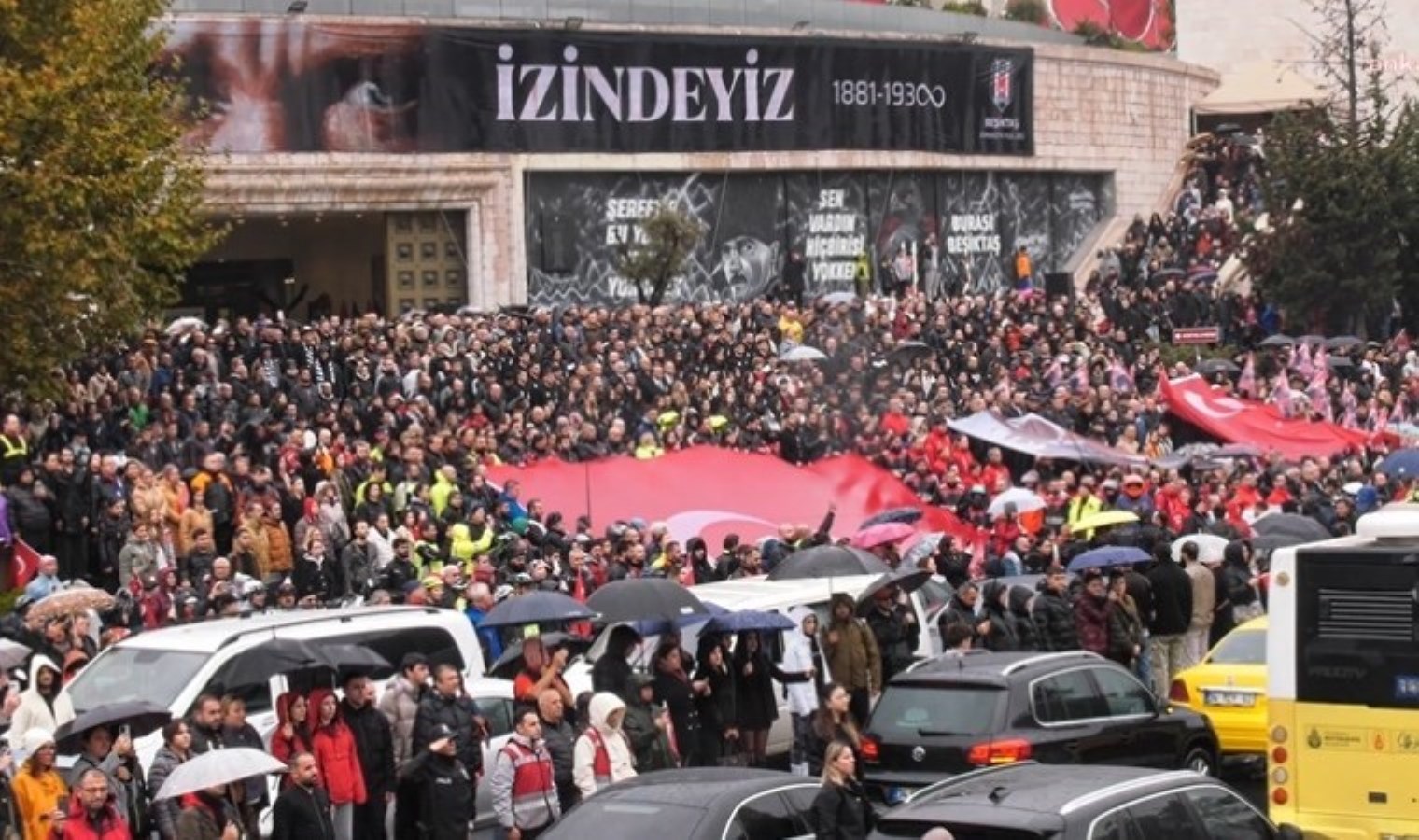 Büyük Önder Atatürk’ü anıyoruz… Yağmura rağmen binlerce yurttaş Dolmabahçe’ye akın etti