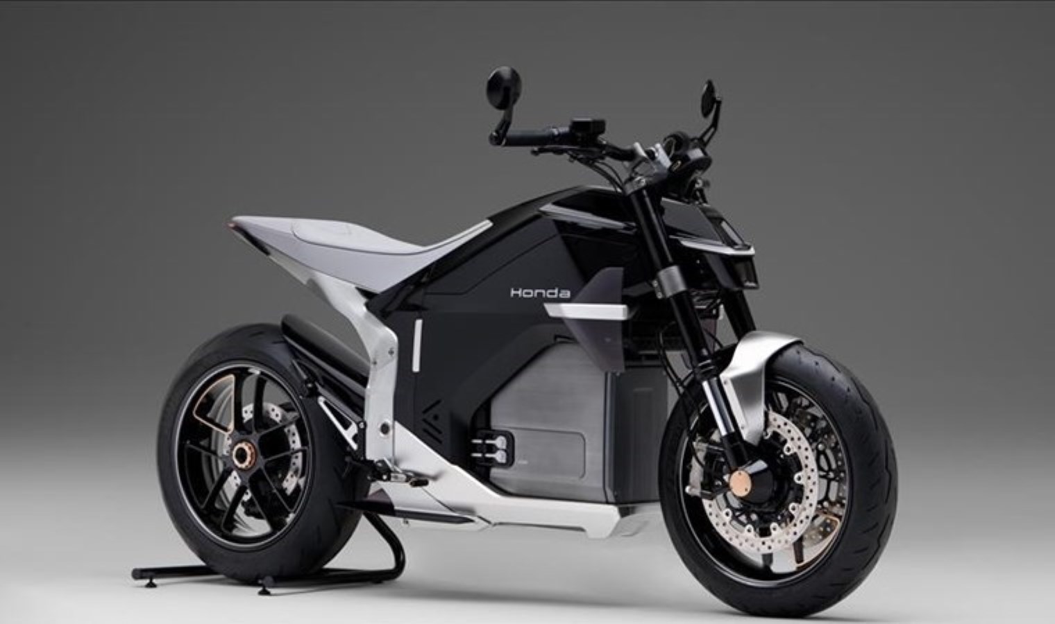 Honda, yenilenen modellerini EICMA 2024’te sergiliyor: Elektrikli Honda’lar dikkat çekiyor…