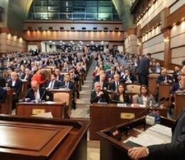 İBB Meclisi’nde AKP’li üyeler bütçe oturumunu terk etti