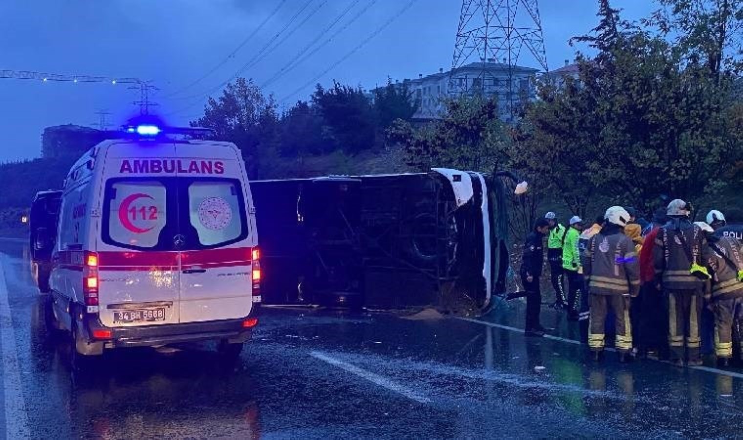 İstanbul’da yolcu otobüsü devrildi: Ölü ve yaralılar var!