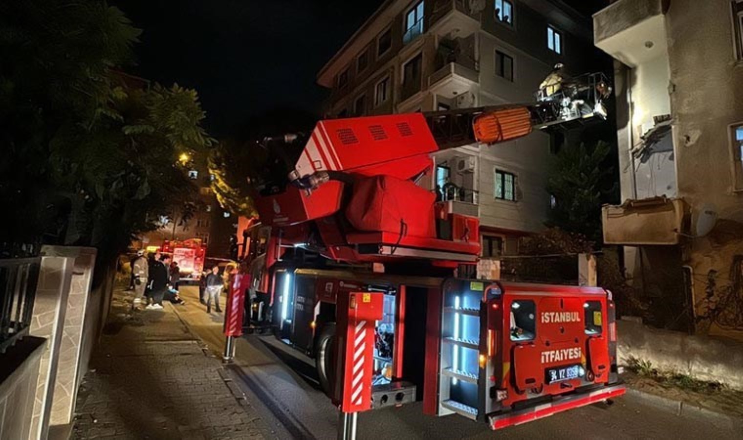 Kartal’da bir binanın balkonu çöktü