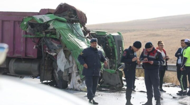 Konya’da tanker ile kamyon çarpıştı: 2 ölü