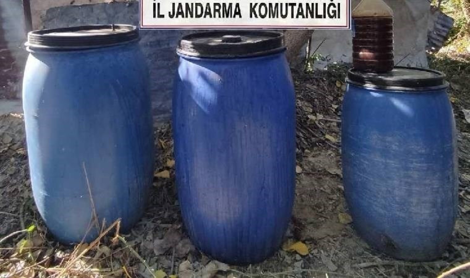 Piyasaya sürülecekti… Mersin’de 510 litre sahte içki yakalandı!