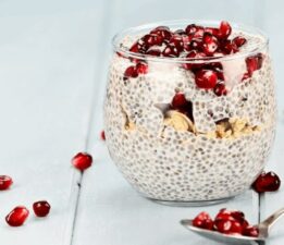 Sağlıklı bir tatlı keyfi! Nar ve chai ikilisini buluşturan chia pudding tarifi…