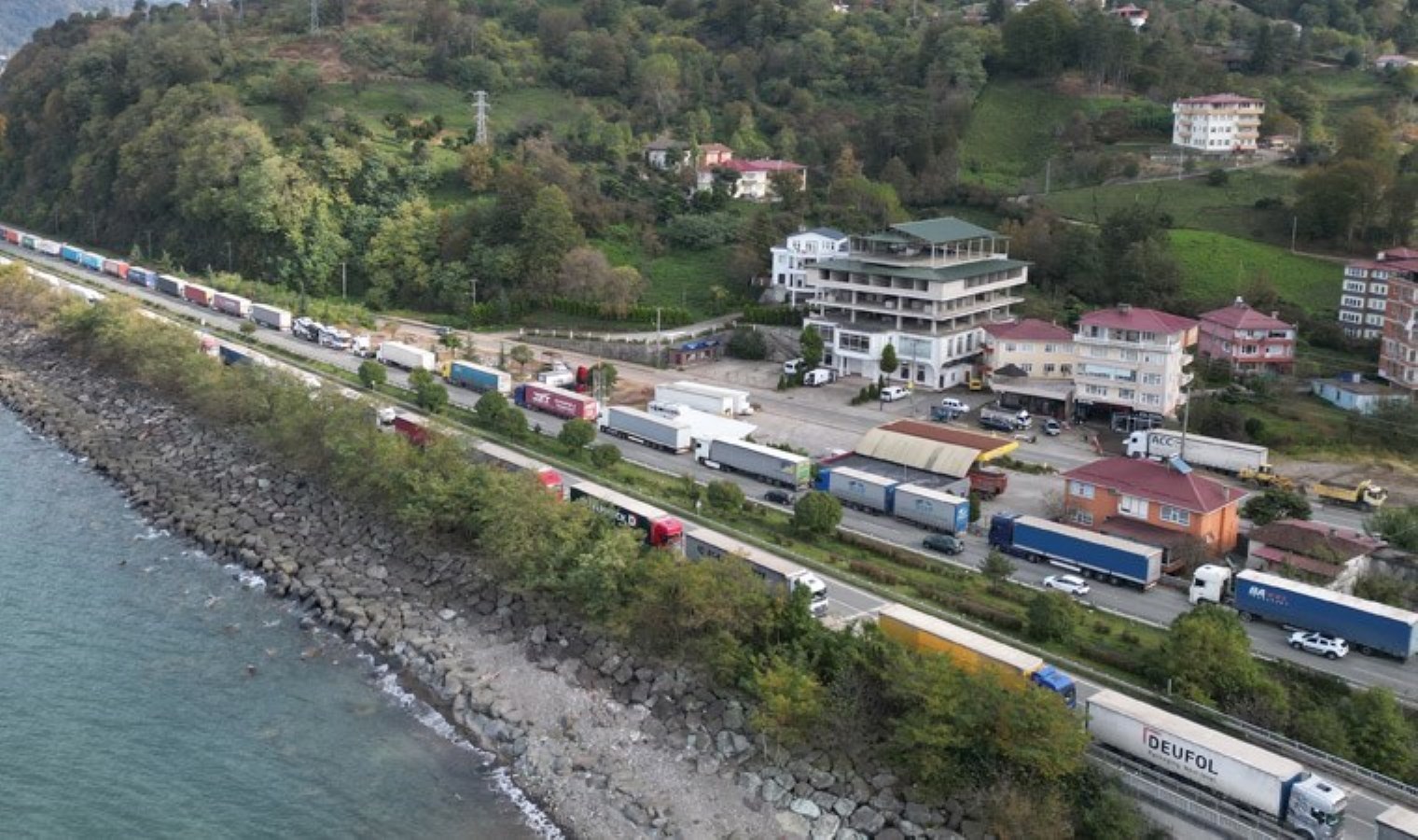 Sarp Sınır Kapısı’nda kilometrelerce TIR kuyruğu!