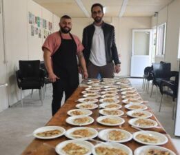 Sosyal medya fenomeni, takipçi sayısının 500 bini geçmesini ‘künefe’ dağıtarak kutladı