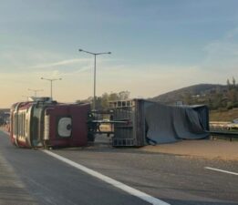 TEM’de TIR devrildi, yol ulaşıma kapandı